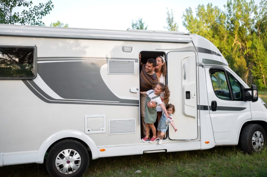 famille prépare premier voyage en camping-car